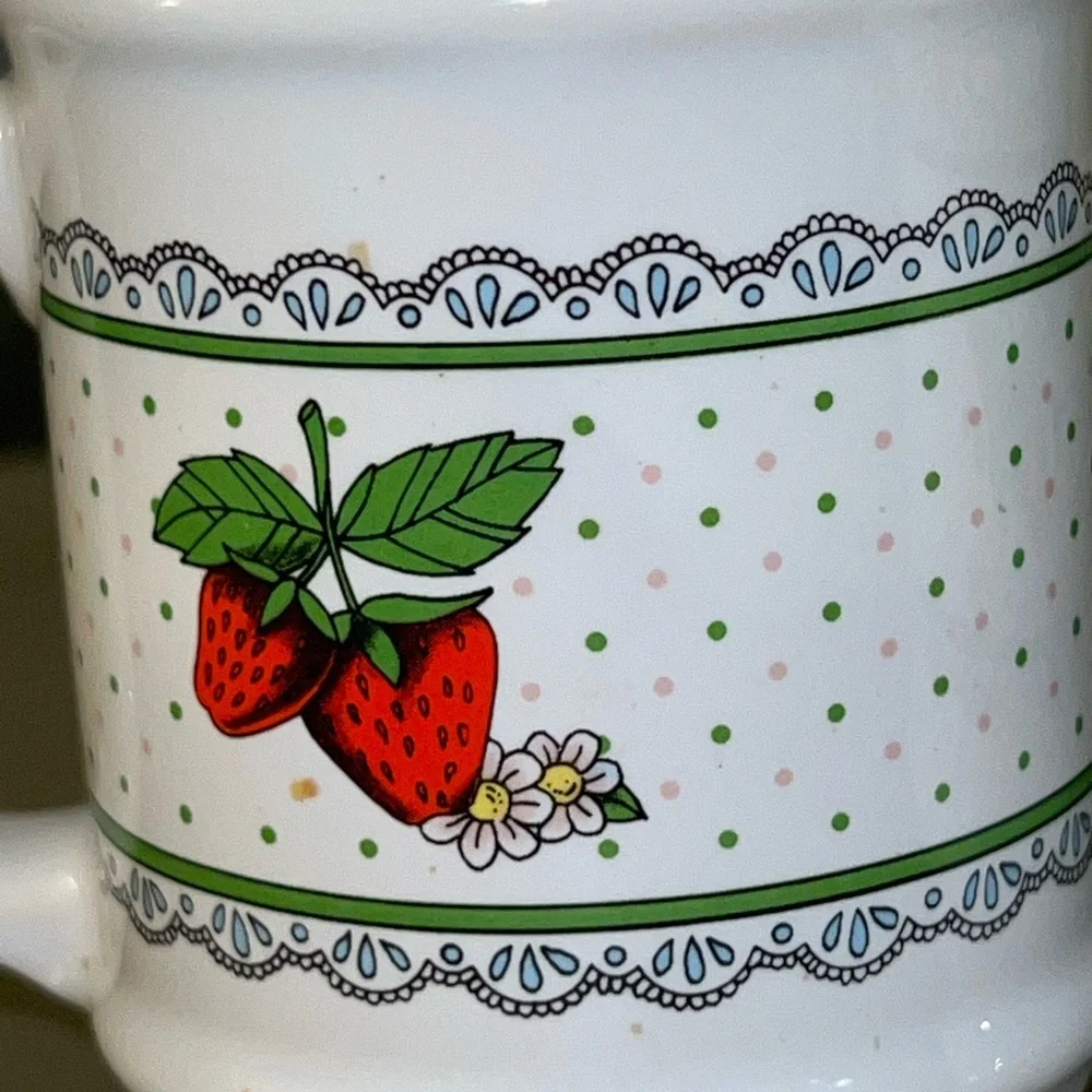 Vintage Strawberry Ceramic Salt & Pepper Shaker Set (Mug Style with Lids)